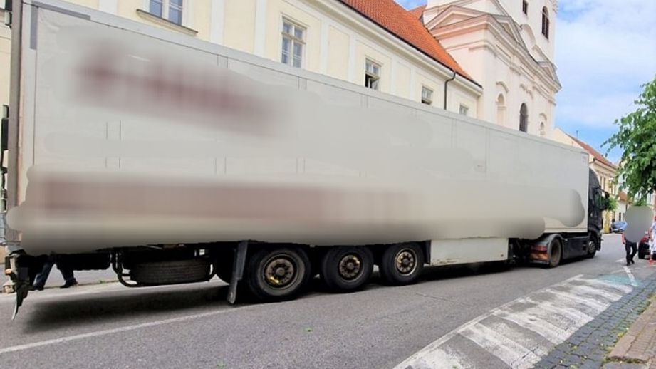 Řidiče zradila navigace. Český kamion uvázl v historickém centru Trnavy